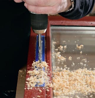 Spaltventil: Borra hål med ett 10 mm borr. Spaltventil: Borra hål med ett 10 mm borr.